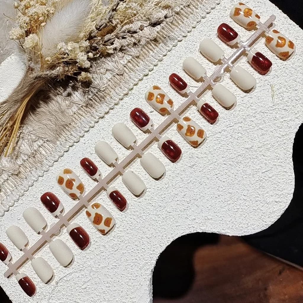 Nalepovacie nechty Cat Eye Gaštanový medveď, krátky baletný tvar, trblietky