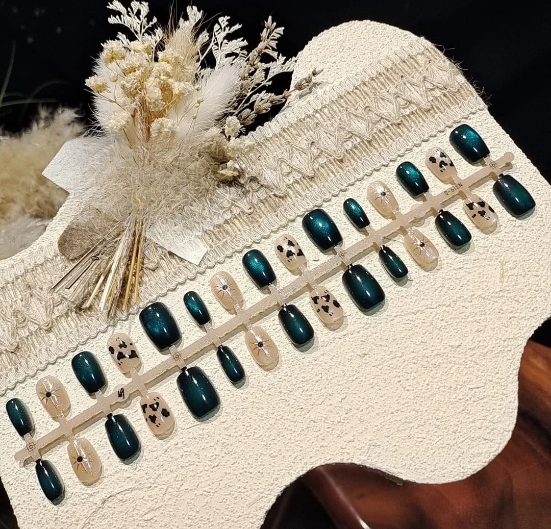Tmavozelené mačacie oko – krátke nalepovacie nechty tvaru ballerina