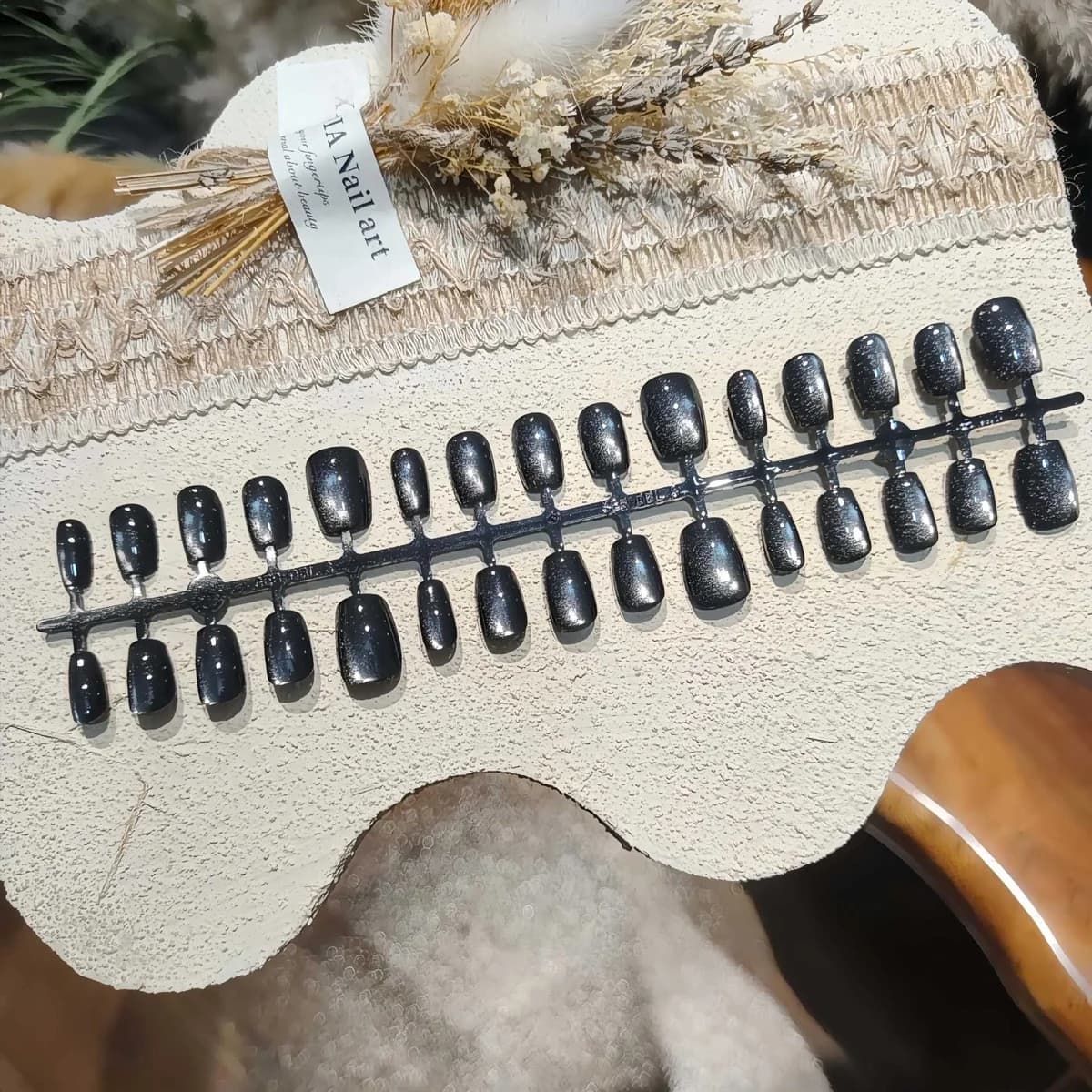 Čierne krátke nalepovacie nechty typu ballerina Cat Eye s glitrovým povrchom