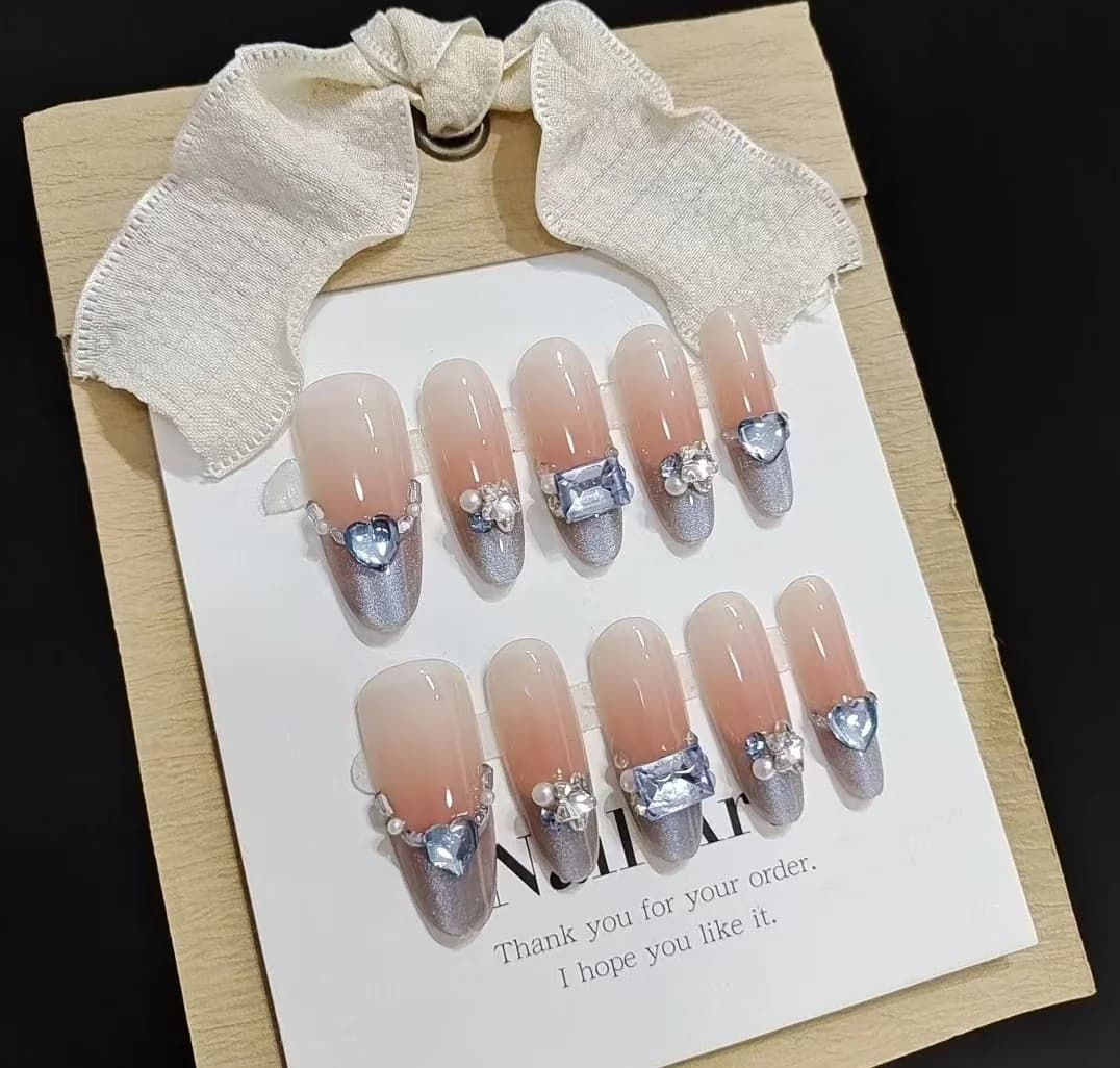 Modré jantárové nalepovacie nechty Cat Eye French Tip s kamienkami, dlhý ovál