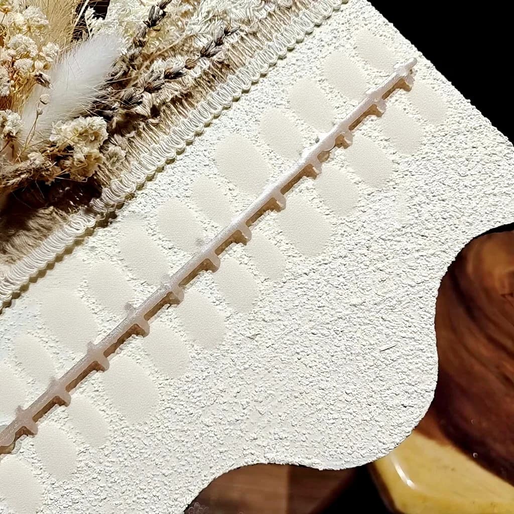 Krátke nechtové tipy v tvare baleríny s mačacím okom a ružovými sedmokráskami