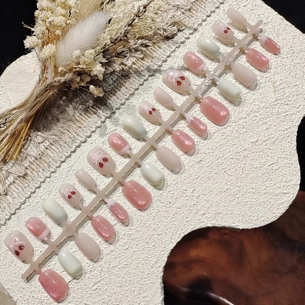 Čerešňové mačacie oko nalepovacie nechty, ružový gliter, krátky ballerina štýl