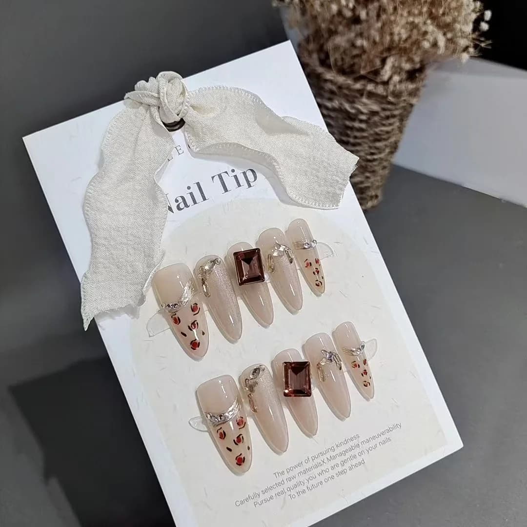 Nalepovacie nechty s leopardím vzorom a kamienkami, dlhý tvar stiletto