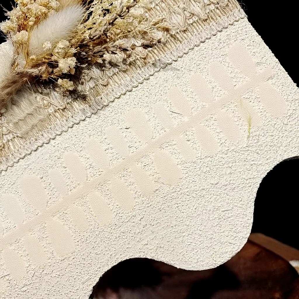 Bodkované nalepovacie nechty s mačacím okom, krátke oválne, francúzska špička so sklenenými perlami