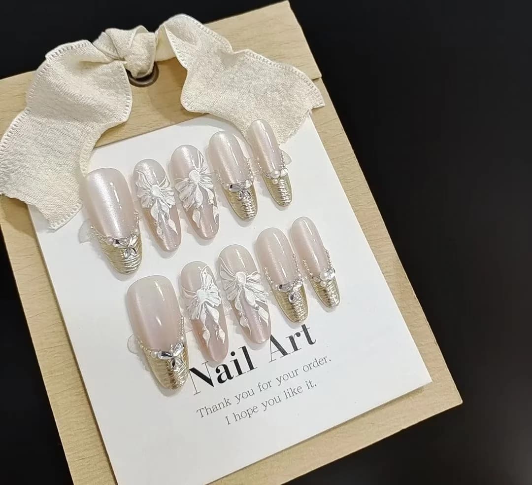 Nalepovacie nechty s 3D motýľmi a kvetmi, dlhý stiletto tvar