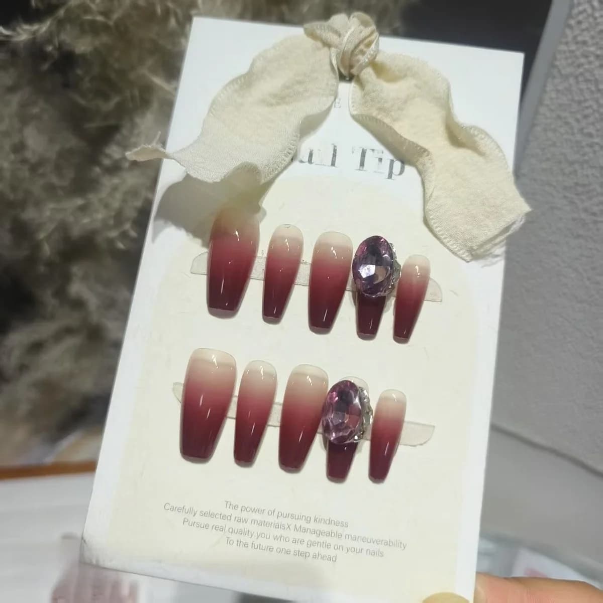 Nalepovacie nechty Cinnabar Red Ombre, stredná dĺžka, tvar Coffin