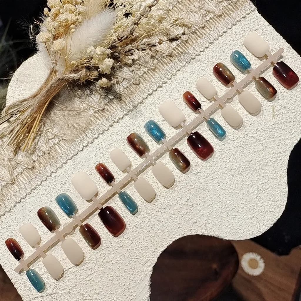 Krátke nalepovacie nechty ballerina s leopardím vzorom cat eye a glitrami