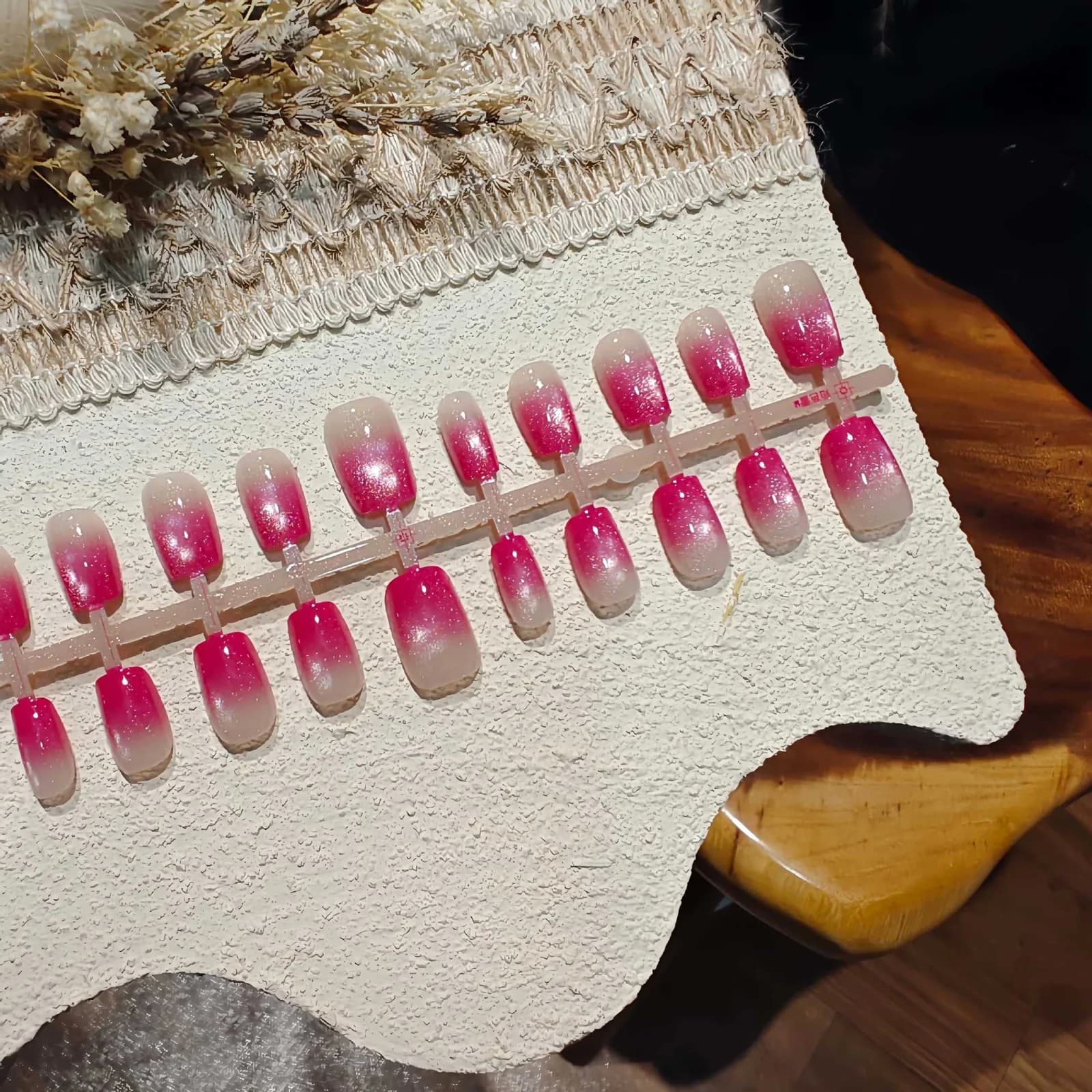 Krátke nalepovacie nechty Cat Eye v tvare baleríny, ružový gradient