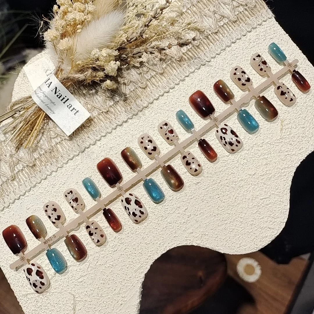 Krátke nalepovacie nechty ballerina s leopardím vzorom cat eye a glitrami