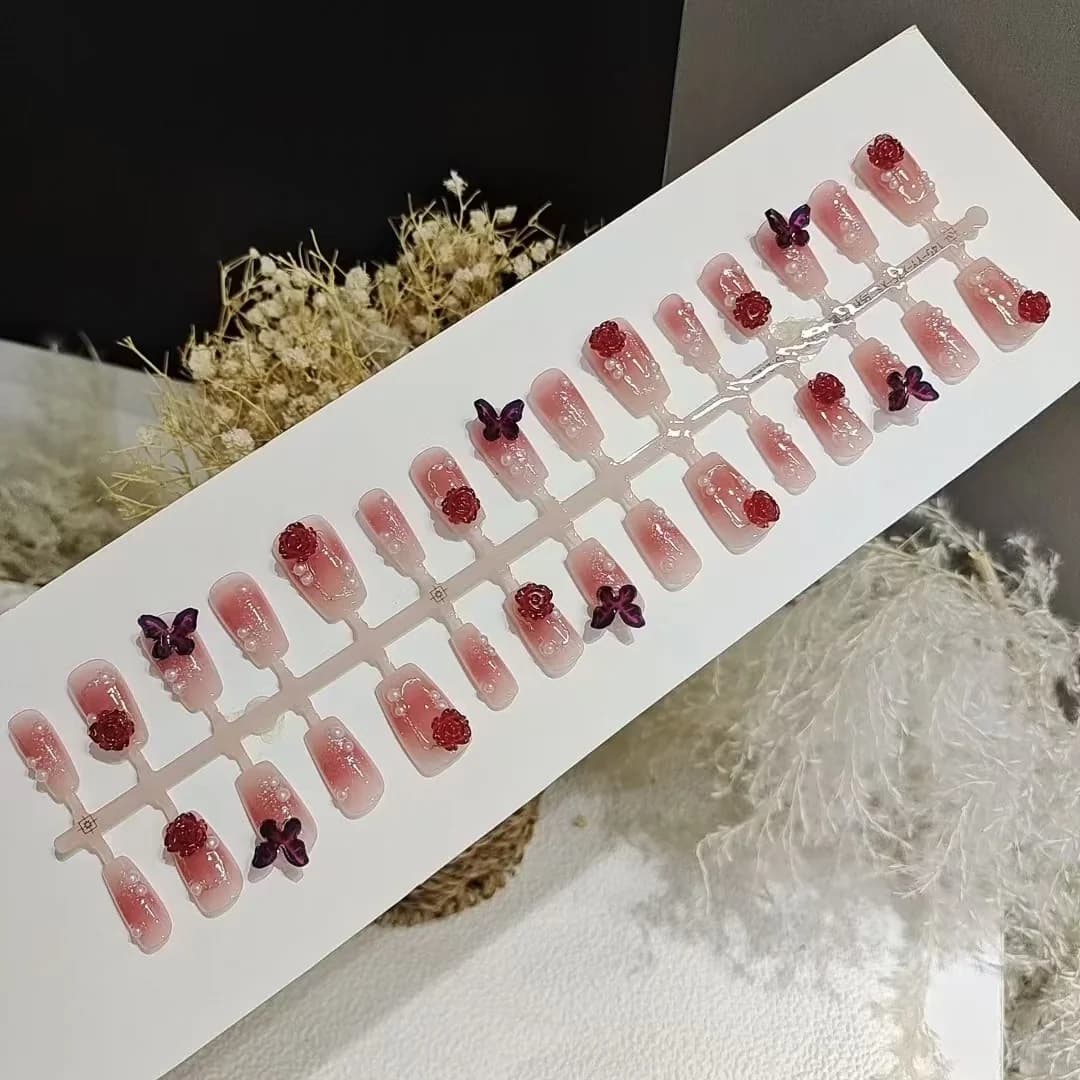 Nalepovacie nechty, krátky coffin, slivkový rumenec, kvetinový dizajn s motýľmi, 30 kusov