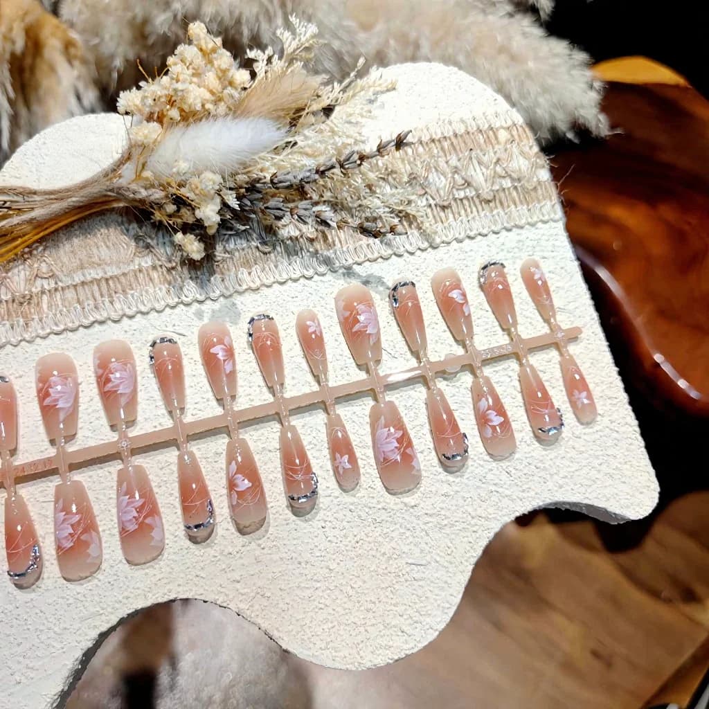 Kvetinové nalepovacie nechty s kamienkami, dlhý gradientný blush dizajn