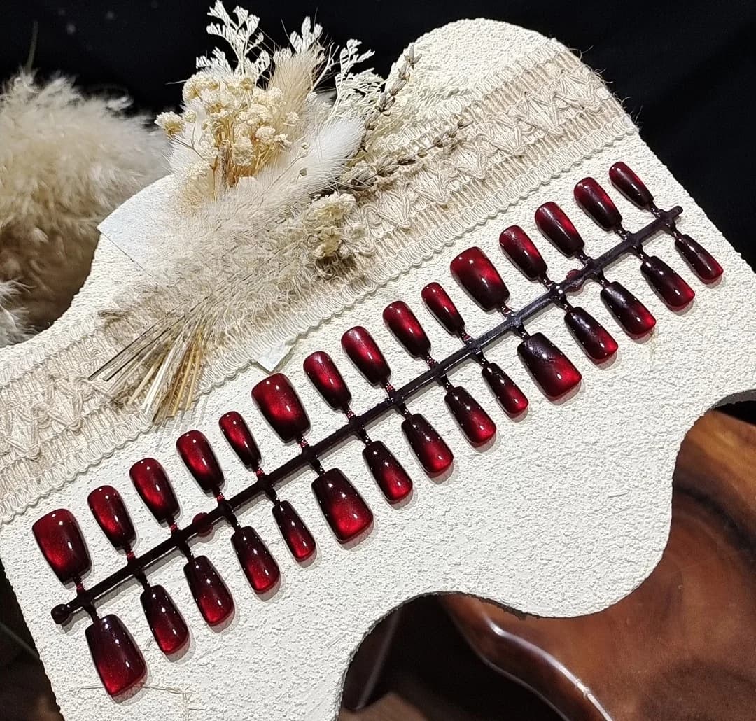 Červené mačacie oko nalepovacie nechty sklenený efekt krátke coffin ballerina
