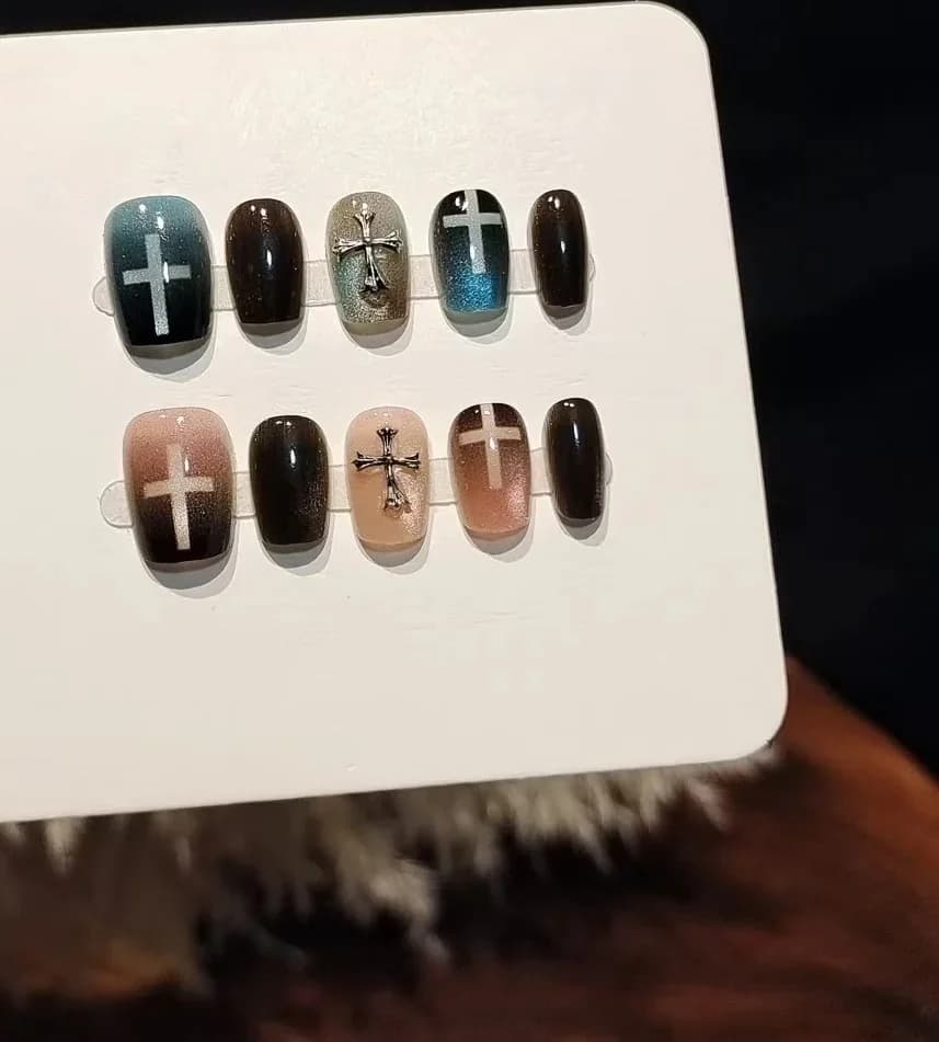 Modro-ružové nalepovacie nechty Cat Eye so sklenenými korálkami a krížikom