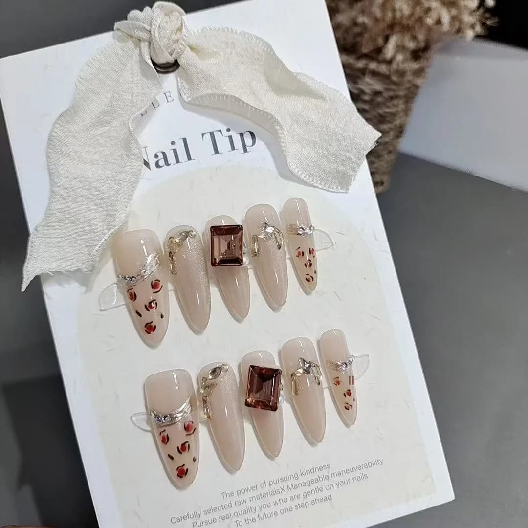 Nalepovacie nechty s leopardím vzorom a kamienkami, dlhý tvar stiletto