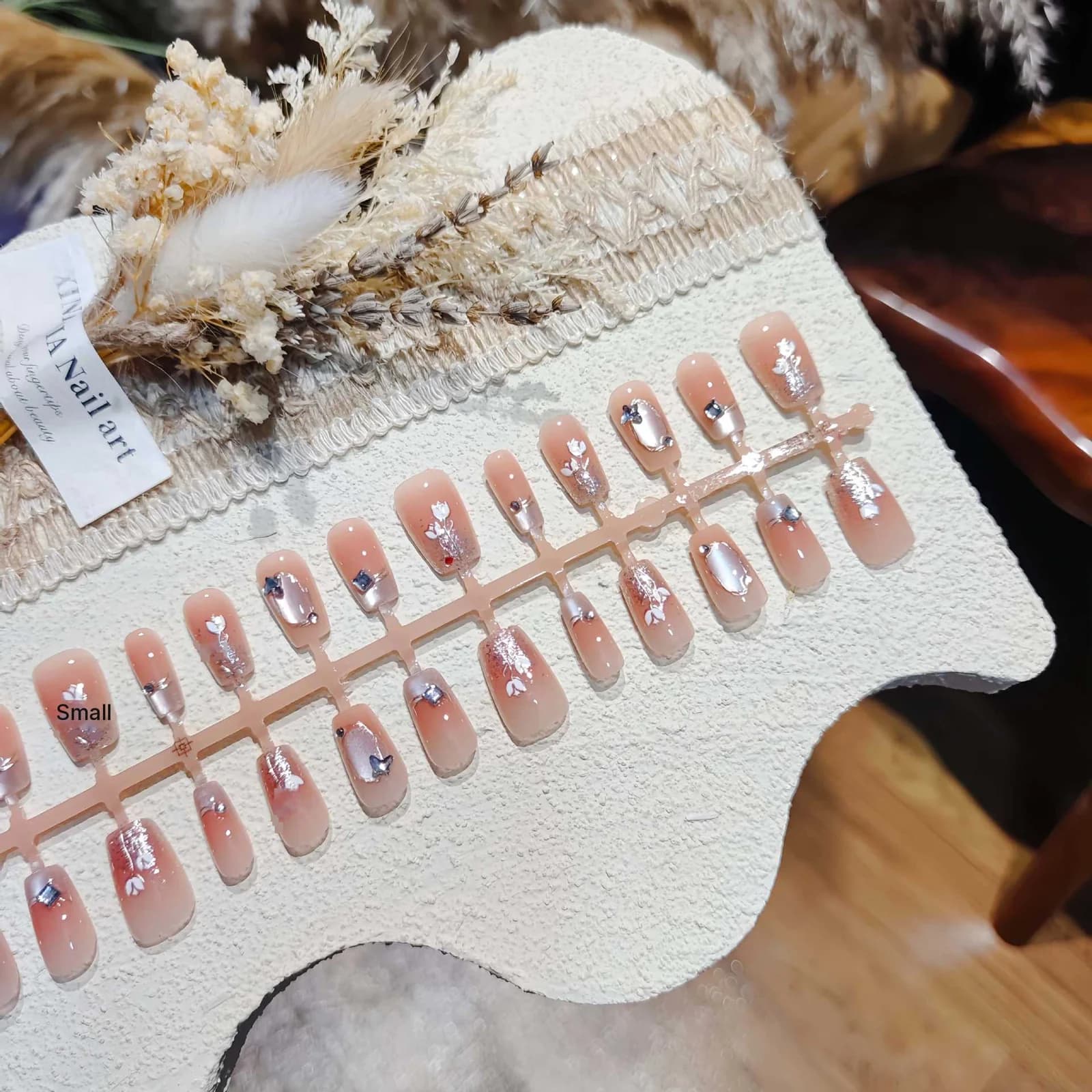 Nalepovacie nechty Cat Eye so zlatými glitrami a kamienkami