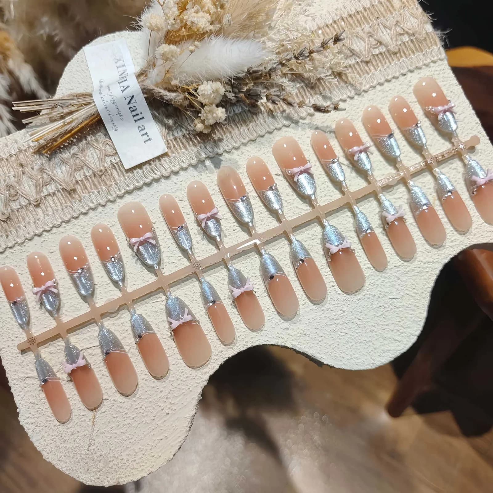 Nalepovacie nechty Ballet Shoe s mašľou a krištáľovým francúzskym tipom