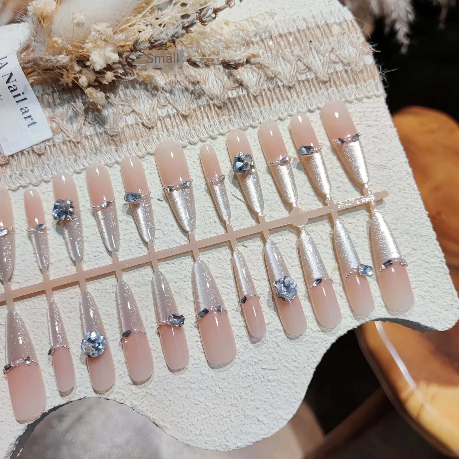 Perleťové nalepovacie nechty Cat Eye s kamienkami a glitrami