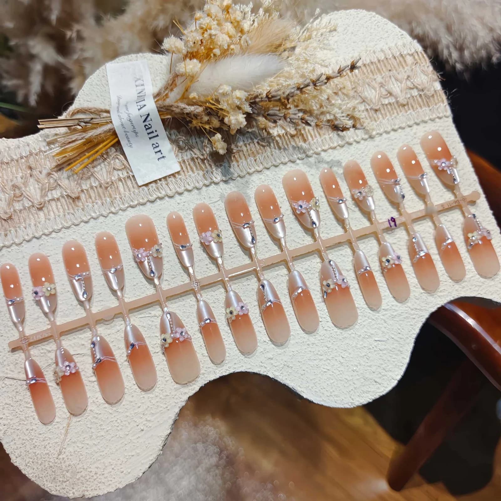 Kvetinové nalepovacie nechty Cat Eye, dlhý tvar stiletto s kryštálmi