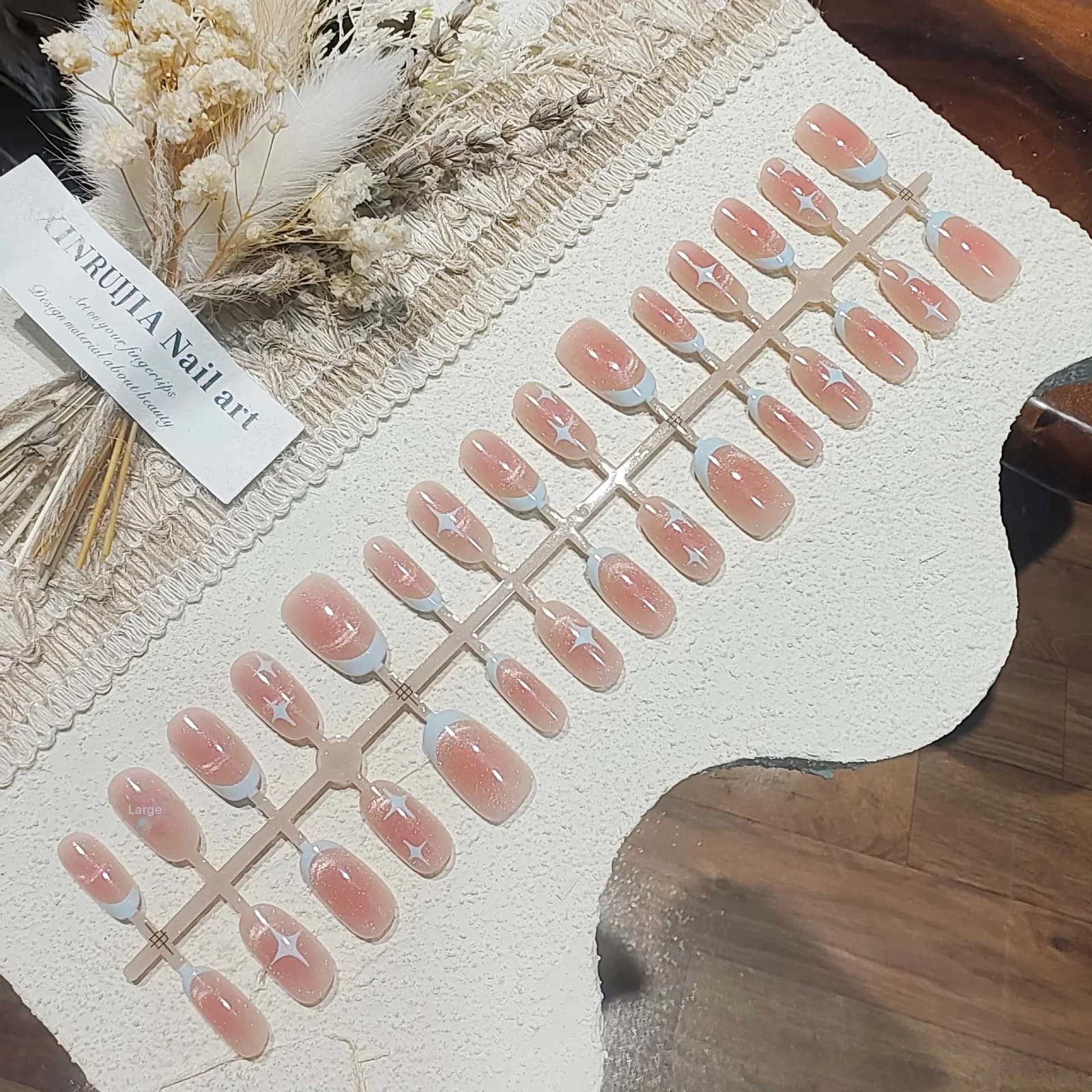 Krátke oválne nalepovacie nechty Cat Eye ružový hviezdny obloha dizajn