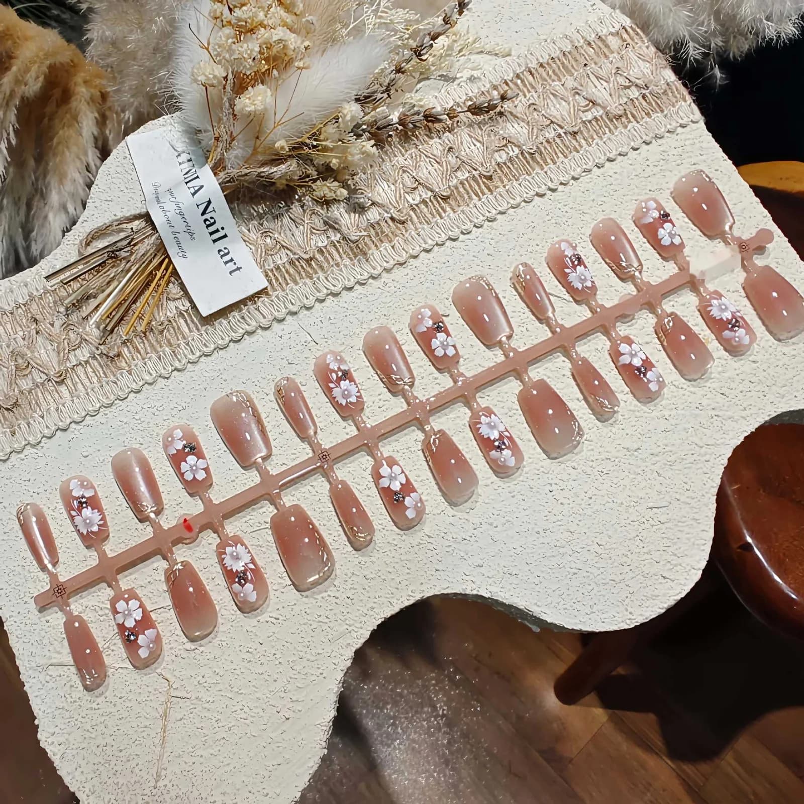 Kvetinové nalepovacie nechty mačacie oko s perlami a kamienkami