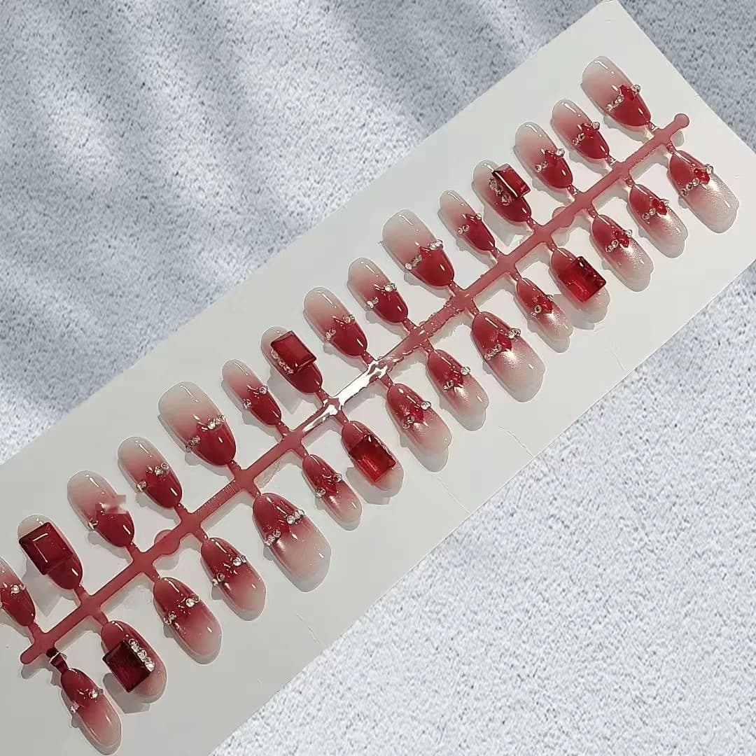 Červené nechtové tipy s mačacím okom a kamienkami, stredný ovál, 30 ks