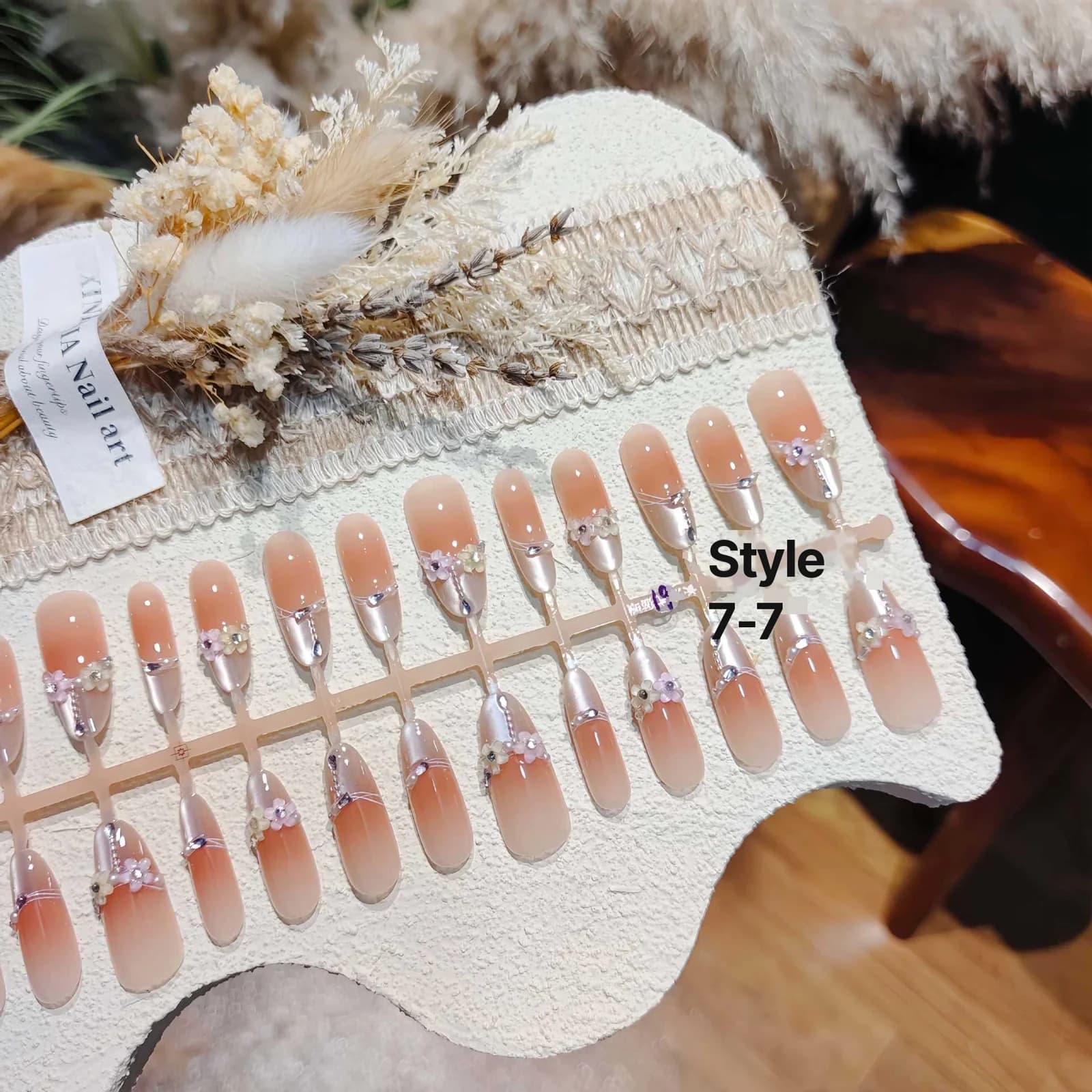 Kvetinové nalepovacie nechty Cat Eye, dlhý tvar stiletto s kryštálmi