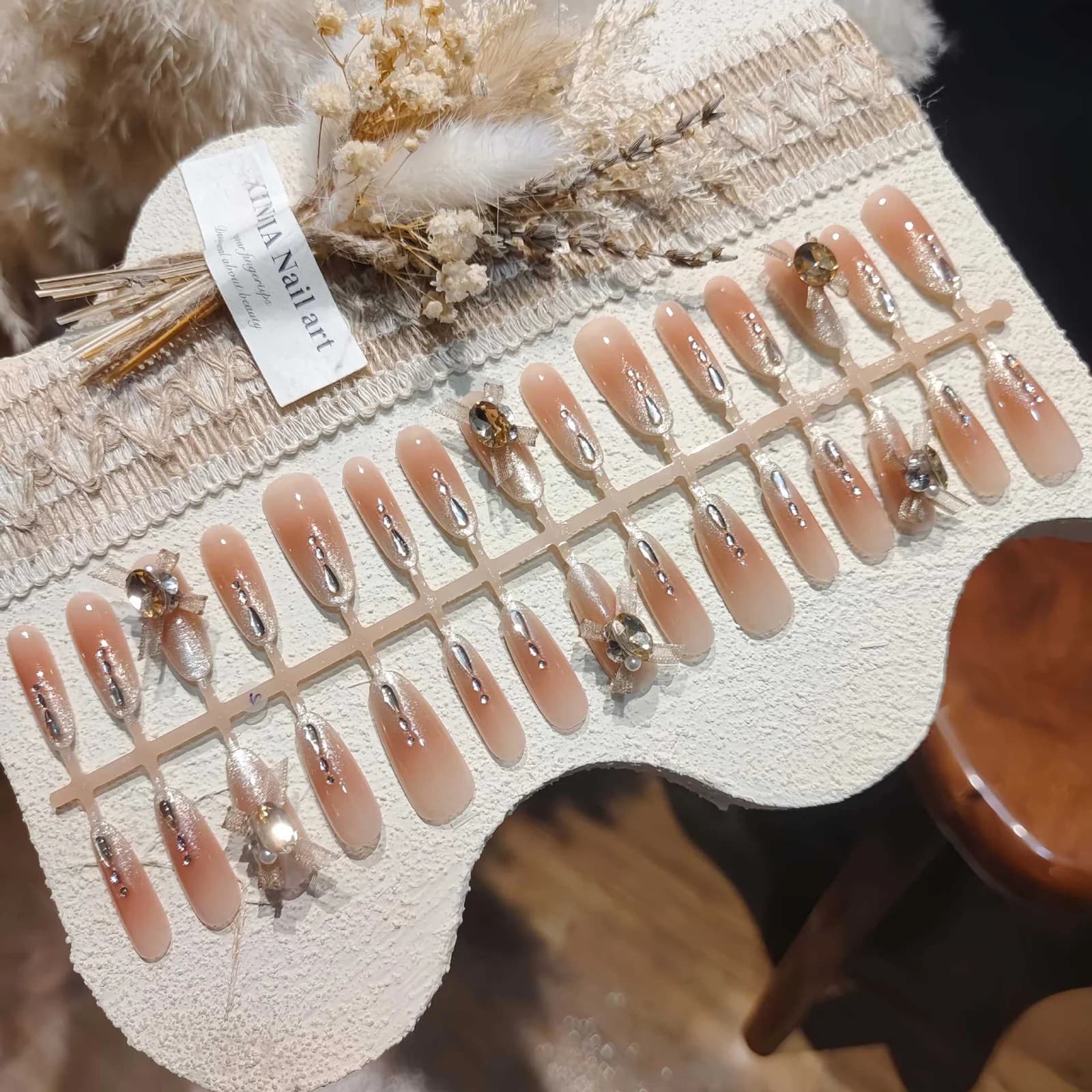 Umelé nechty Paris Dream Cat Eye so striasskami a mašličkou