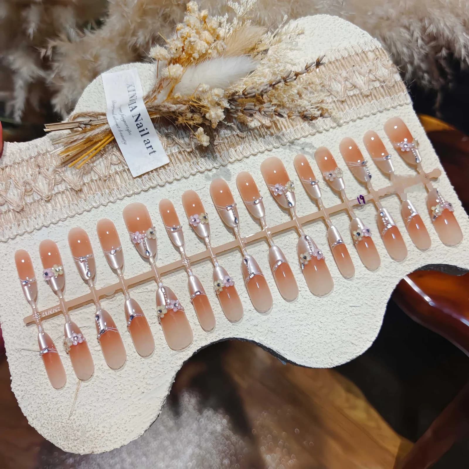 Kvetinové nalepovacie nechty Cat Eye, dlhý tvar stiletto s kryštálmi