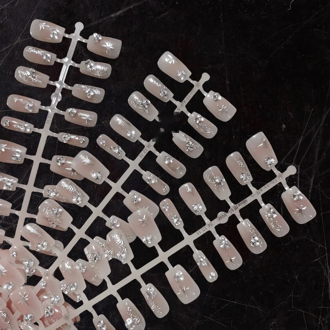 Nalepovacie nechty Krídla motýľa, krátke Coffin, strieborný gliter, 30 ks