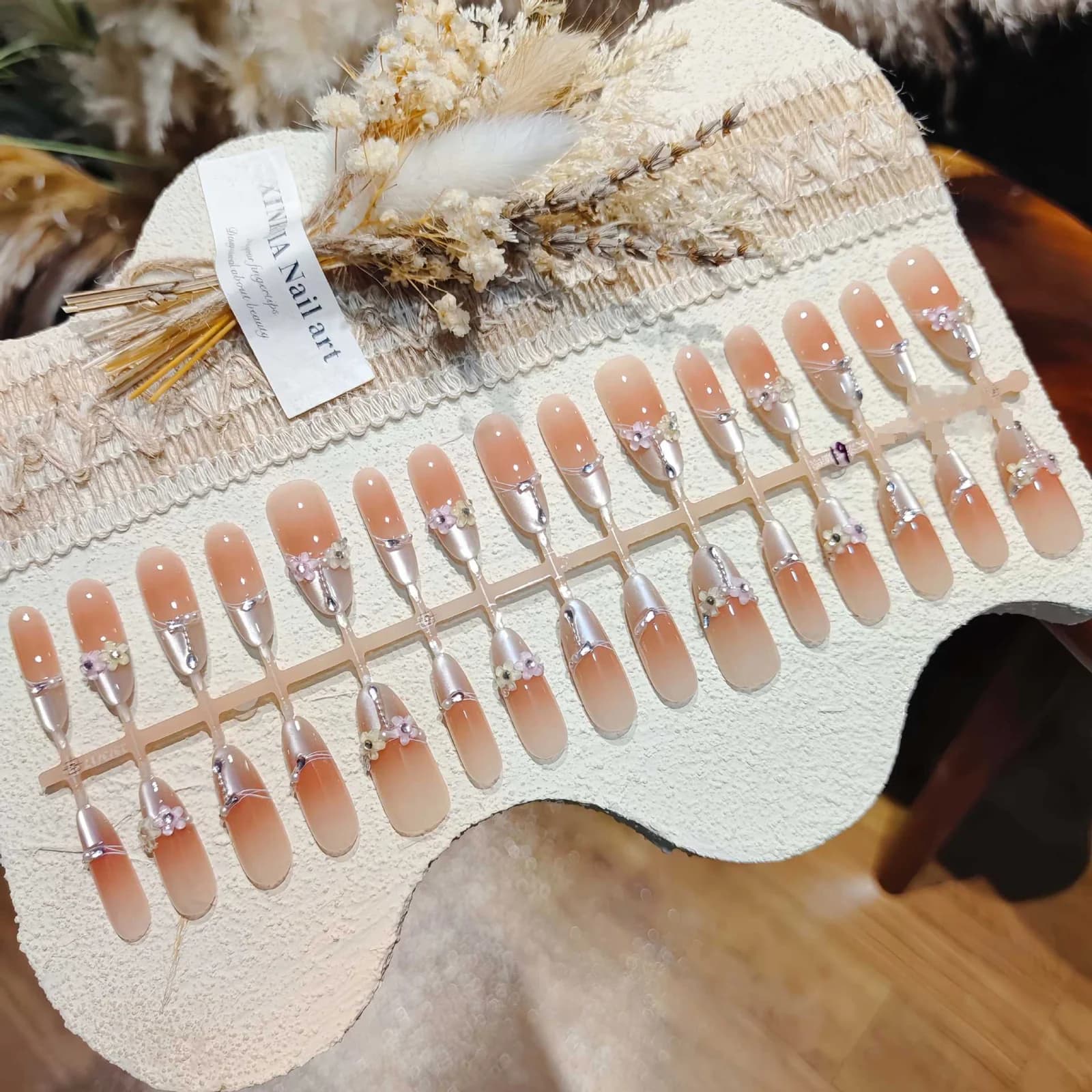 Kvetinové nalepovacie nechty Cat Eye, dlhý tvar stiletto s kryštálmi