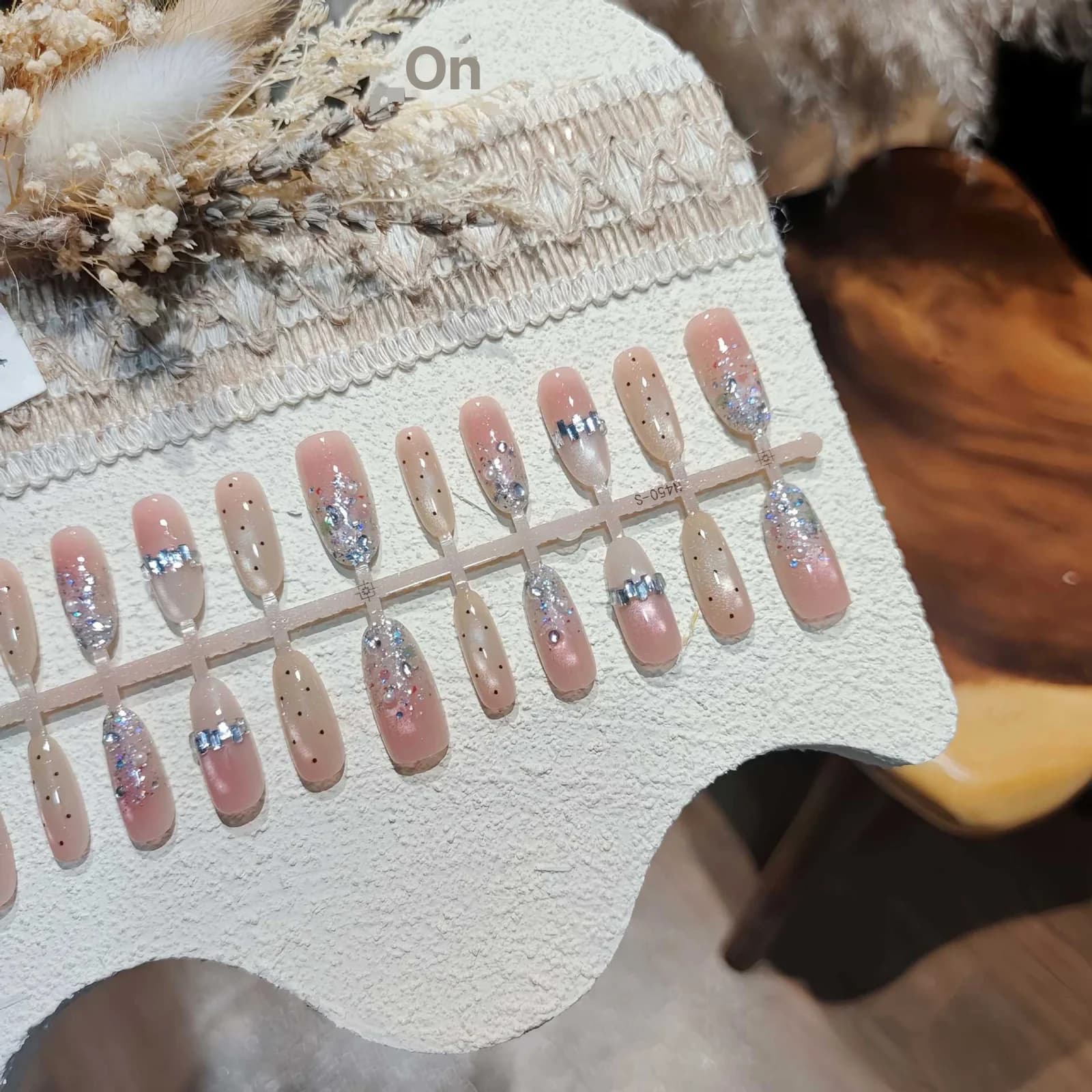 Nahé nalepovacie nechty so strieborným glitrom, efekt Cat Eye, stredný oválny tvar