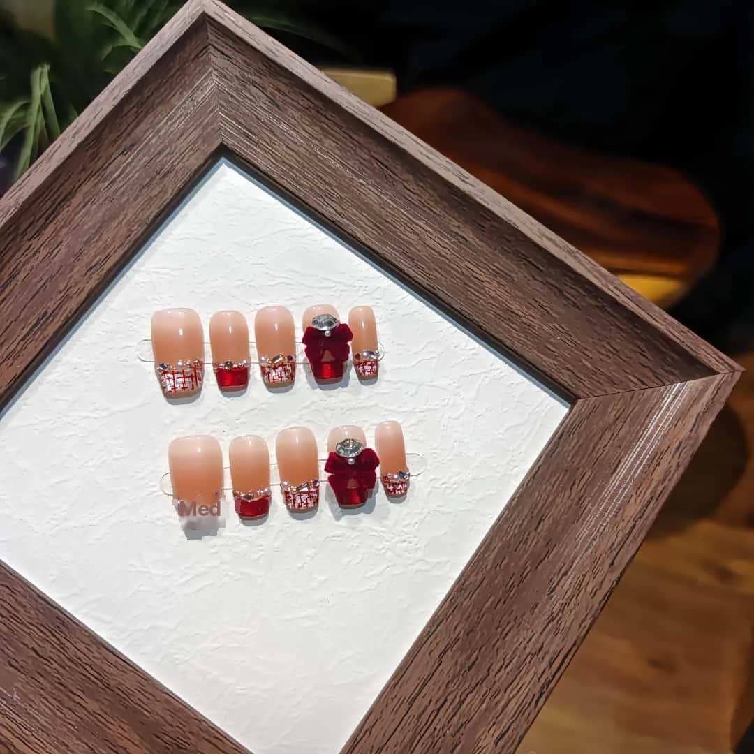 Nalepovacie nechty krátke coffin červený zamat mašlička dizajn 30 ks