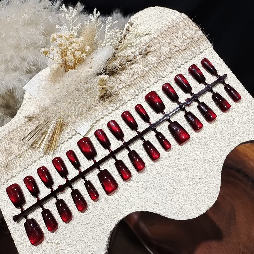 Červené mačacie oko nalepovacie nechty sklenený efekt krátke coffin ballerina
