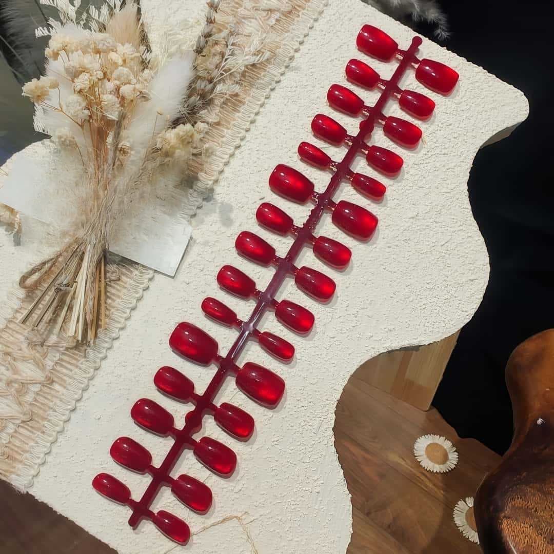 Červené mačacie oko nalepovacie nechty sklenený efekt krátke coffin ballerina